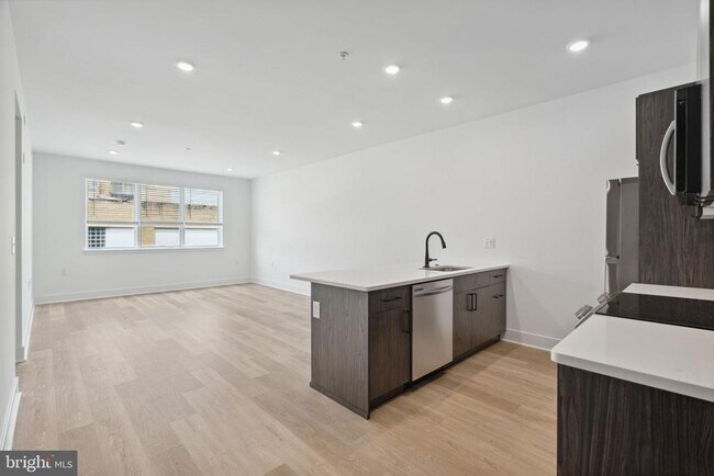 Building Photo - 1419 W Grange Ave