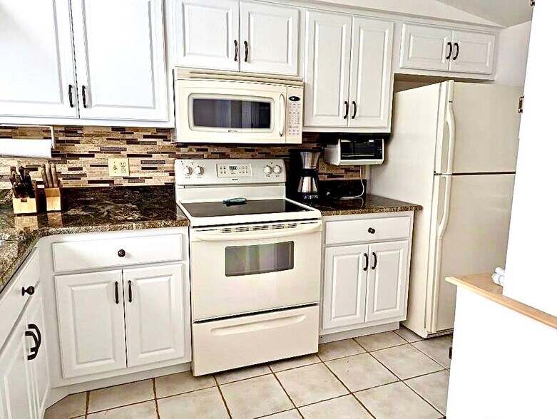 Building Photo - 11650 Capri Cir S