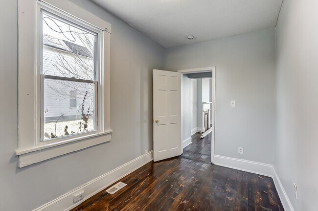 Building Photo - Four Bedroom Available in Dayton!