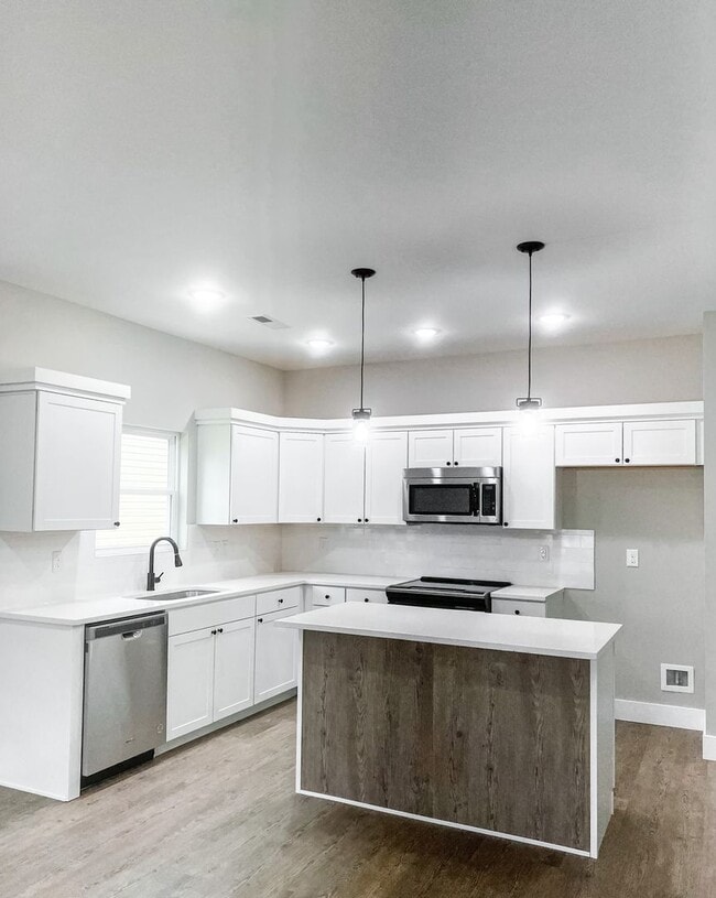 Building Photo - 3 Bedroom 2 Full Bath HOUSE with GARAGE