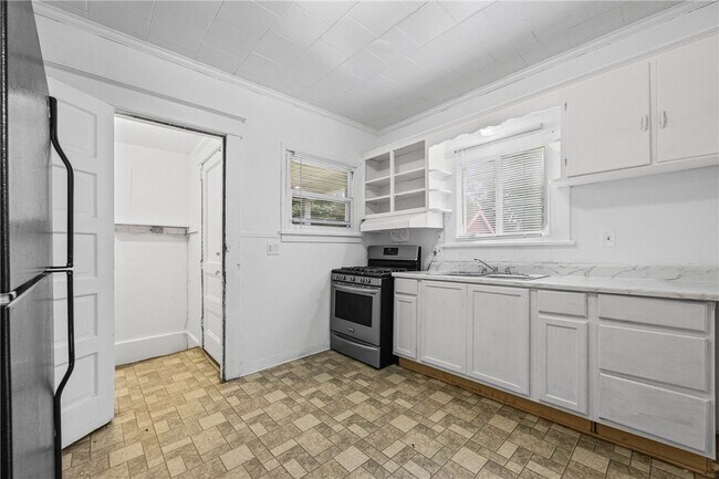 Building Photo - 98 Ackerman St
