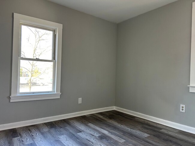 Building Photo - Newly Renovated - 4 Bedroom 1.5 Bath Singl...