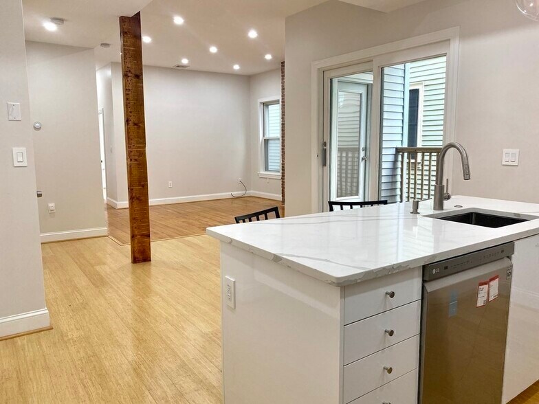 Building Photo - 258 W Broadway