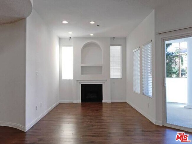 Building Photo - 12712 Moorpark St
