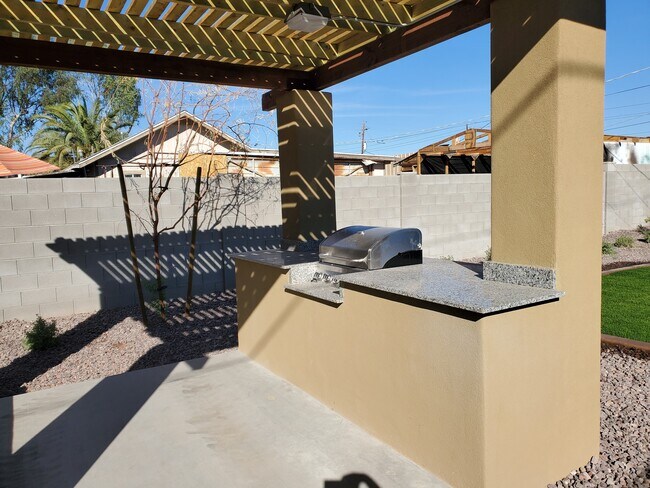 Building Photo - 521 E Mission Ln