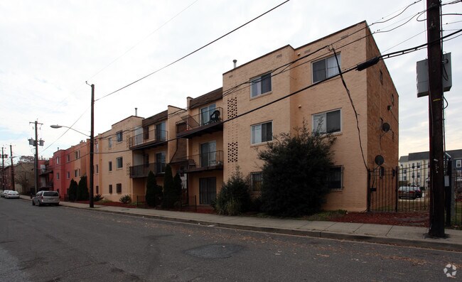 Building Photo - 5009 D St SE