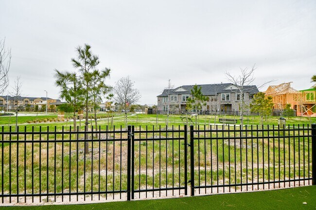 Building Photo - 6562 Scarlet Pond Ln