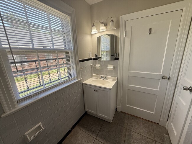 Building Photo - 1621 Glenview Ave