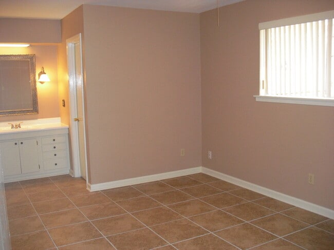 Building Photo - 1514 Lakewood Dr