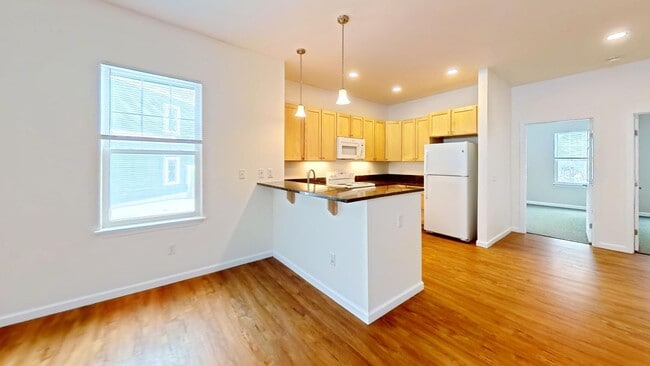 Building Photo - 2 bed, 1 bath apartment with washer and dryer included (65 Griffin Ln #102)