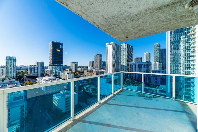 Building Photo - 700 NE 25th St