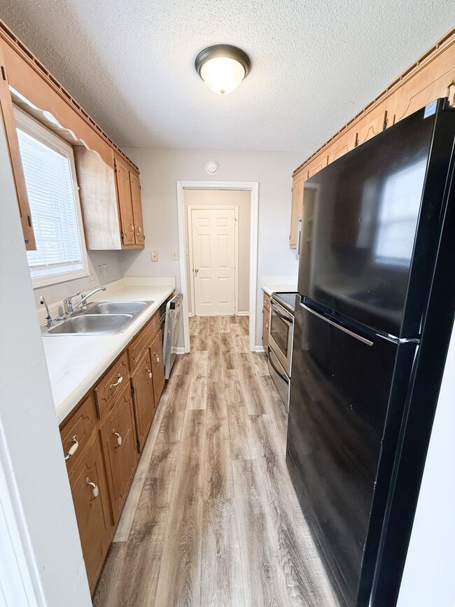 Building Photo - 3 Bedroom 2 Bathroom home!!