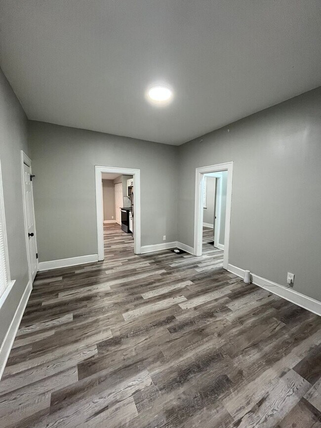 Building Photo - 2 Bedroom Home with Fenced in Backyard!