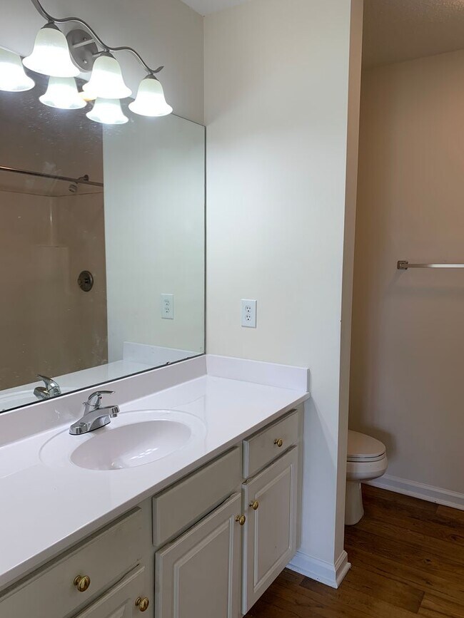 Building Photo - 2 Bedroom, 2 Bath Condo in Holton Place - ...