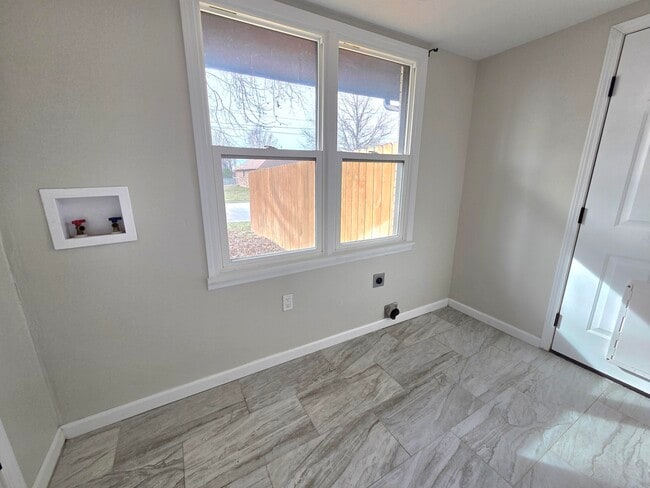 Building Photo - 213 W Aven Ave