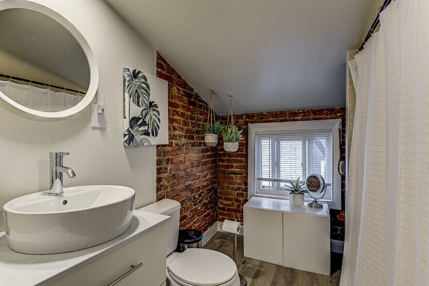 Building Photo - 1736 Light St