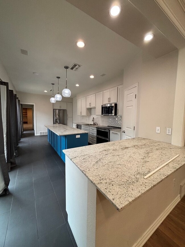 Building Photo - 5026 Bellaire Dr S