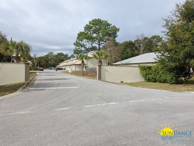 Building Photo - Beautiful Townhouse close to Eglin and Hur...