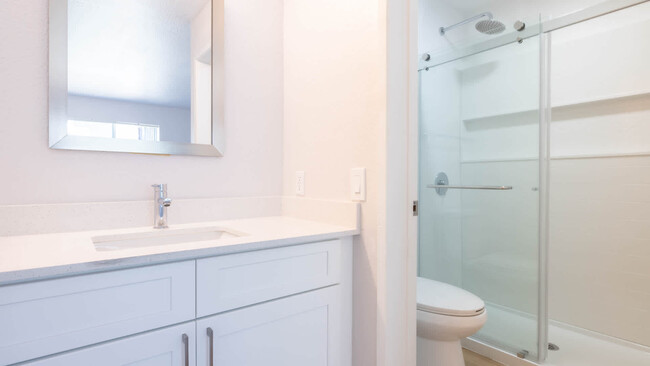 Bathroom - Oak Park Apartment Homes