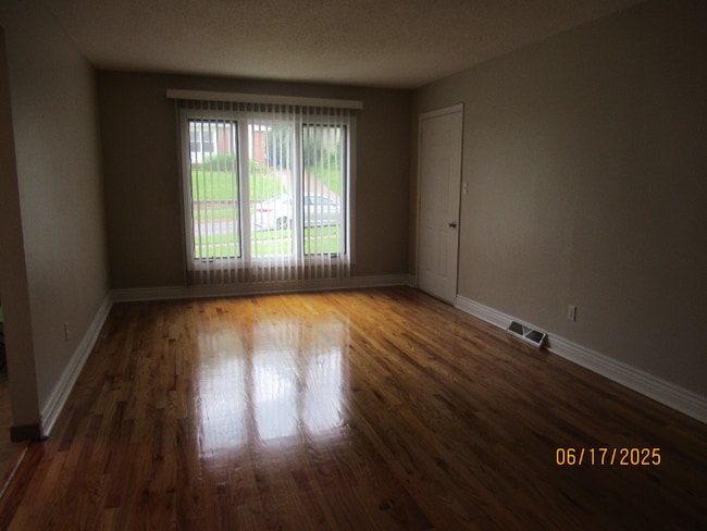 Primary Photo - 105 Loomis Ave