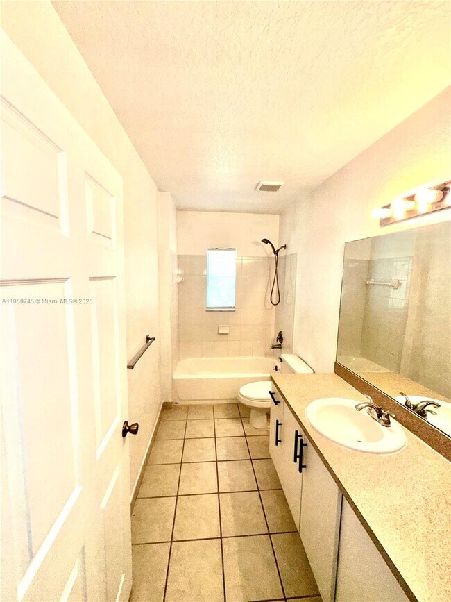 Building Photo - 2901 Riverside Dr