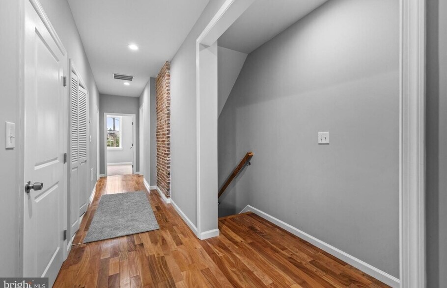 Building Photo - 1704 E Chase St