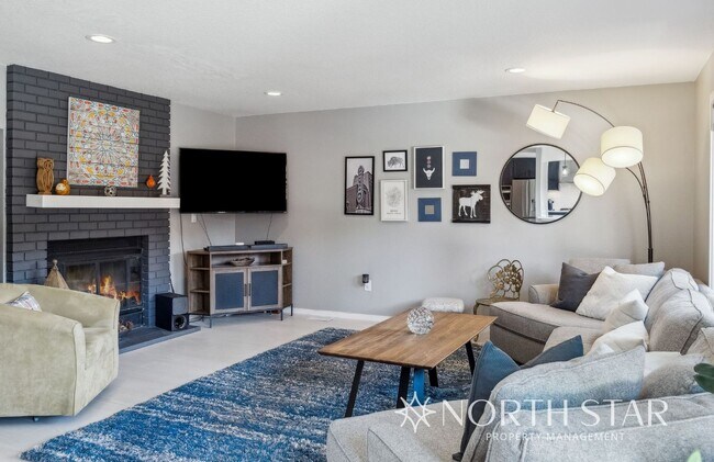 Building Photo - Beautifully Updated Contemporary Home in t...