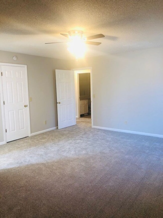 Building Photo - Great location in Greer with easy drive to...