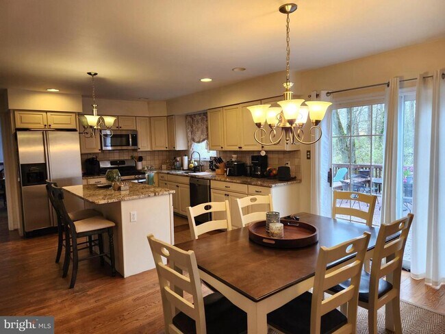 Building Photo - 5 Harlech Dr