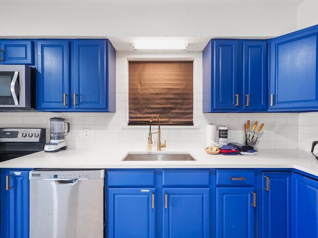 Building Photo - 8007 Beluche Dr