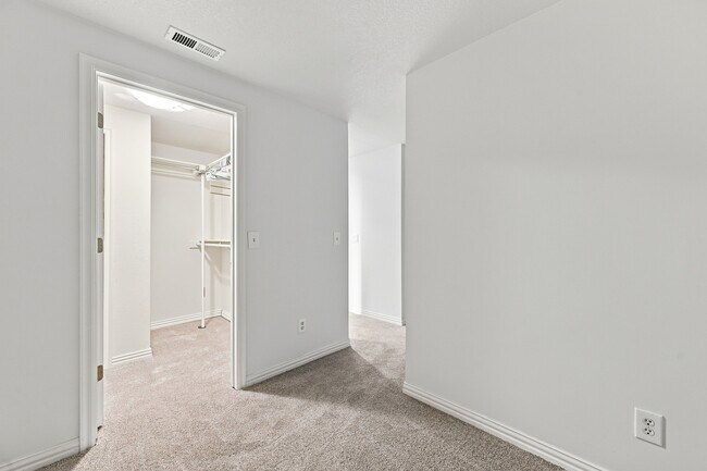 Building Photo - 680 Ridgeside Dr