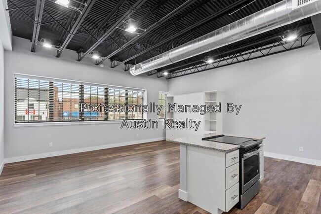 Building Photo - 4650 Hampton Ave