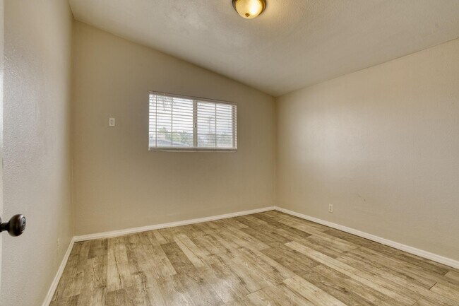 Building Photo - 2047 W Lingard St