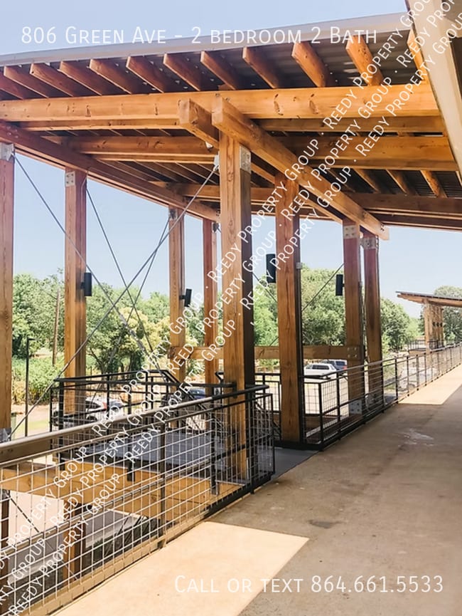 Building Photo - 806 Green Ave