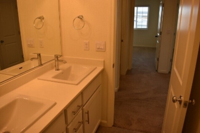 Building Photo - 624 Suzanne Dr