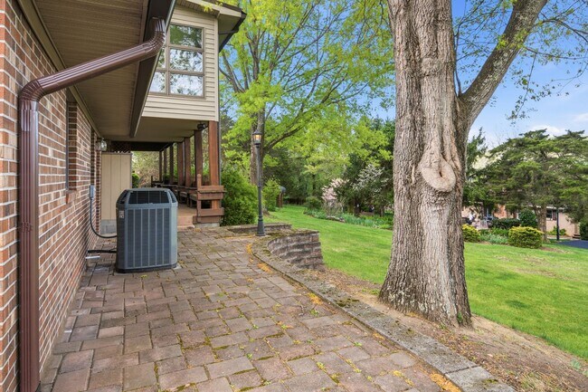 Building Photo - Spacious 5-Bedroom Home in Prestigious Blacksburg Country Club Estates