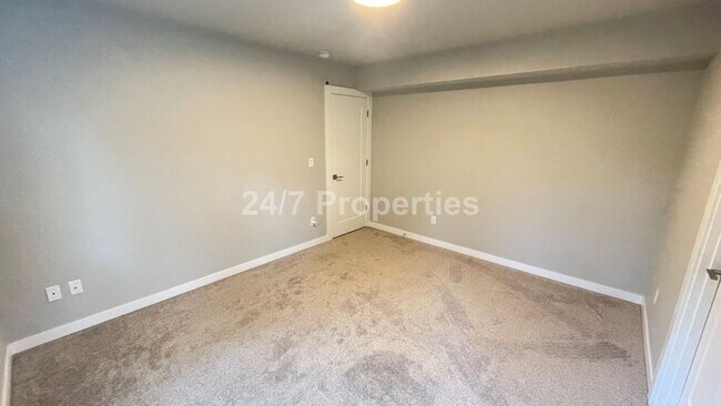 Building Photo - Modern and Stylish 3 BD | 3.5 BA Townhome ...