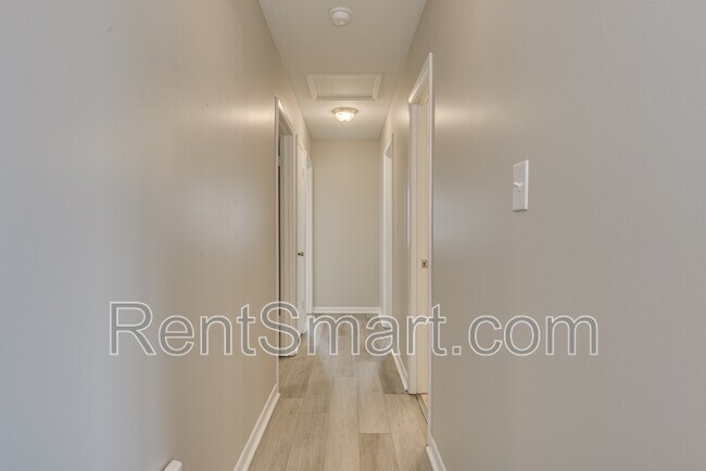 Building Photo - 250 Almon Ct