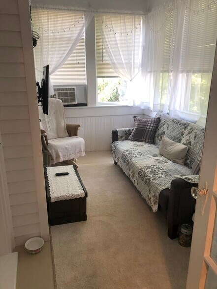 Building Photo - 597 S Main St