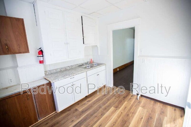 Building Photo - 552-554 Highland Ave