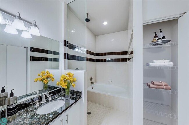 Building Photo - 450 NE 5th St