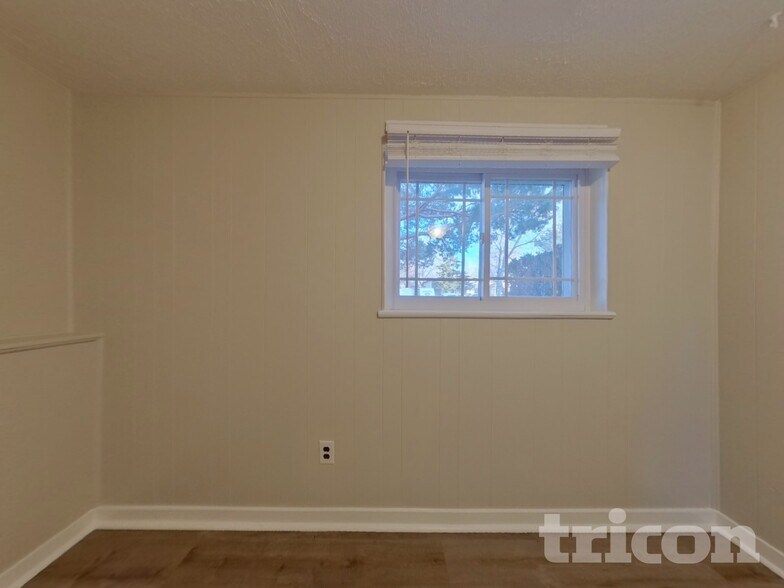 Building Photo - 3057 S Mobile Way