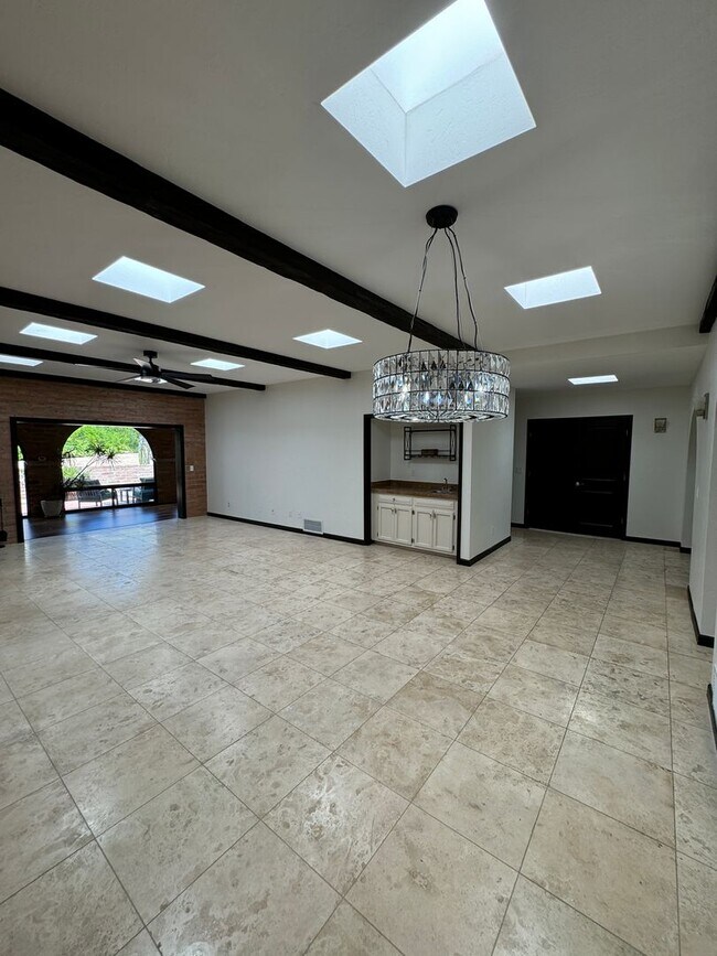 Building Photo - Sophisticated Catalina Foothills Sanctuary: Premium 3-Bedroom Townhome with 2-Car Garage