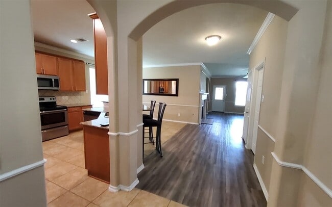 Building Photo - 25047 Lenora Dr
