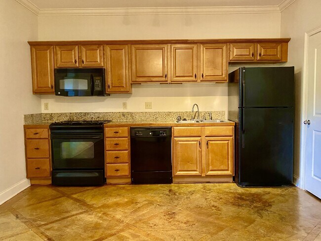 Building Photo - Ground-Level 1BR/1BA Townhouse in Gated Chatsworth Court, Near LSU