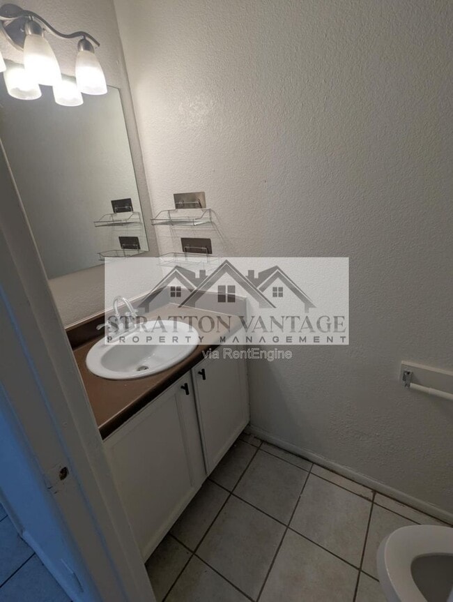 Building Photo - 545 W 16th Ave