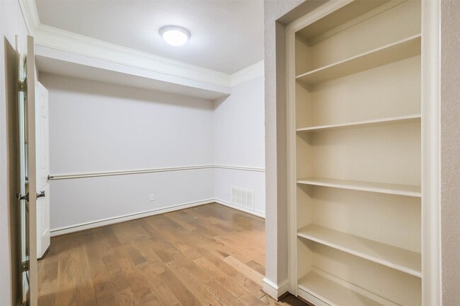 Building Photo - 2700 Revere St