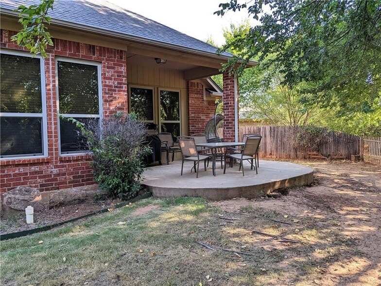 Building Photo - 2508 Black Oaks Cir