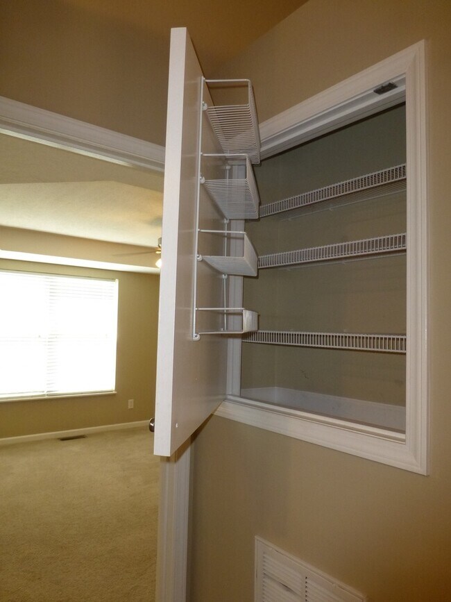 Building Photo - 3 bed, 2 bath, 2 car garage townhouse w/ b...