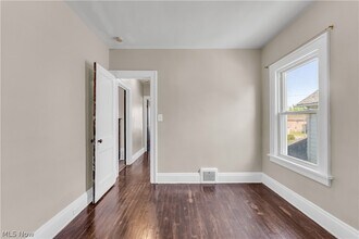 Building Photo - 9404 Cardwell Ave